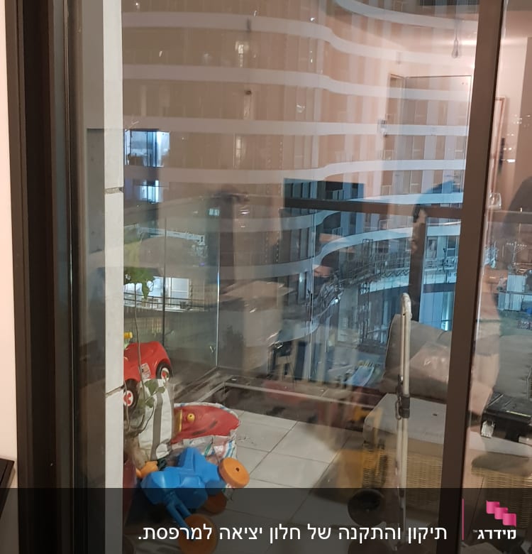 דלת זכוכית עם השתקפות בניין מבחוץ